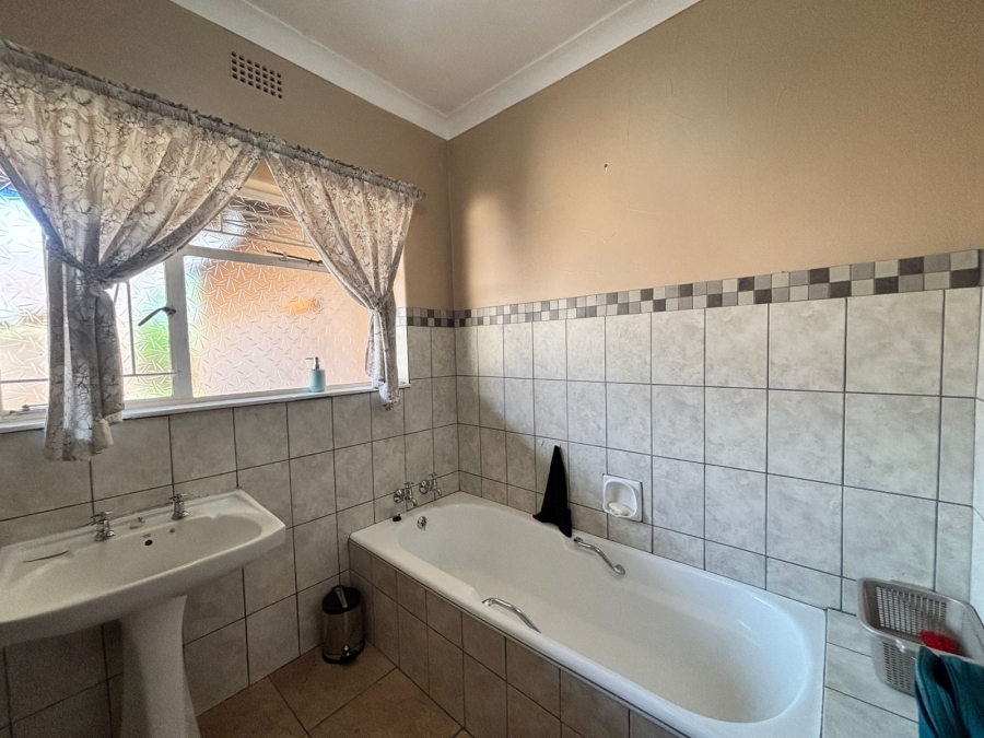 3 Bedroom Property for Sale in La Hoff North West